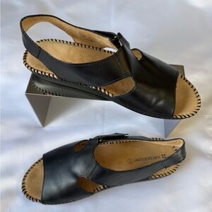 Naturalizer Scout slingback sandals, leather upper and open toe design. Size 8
